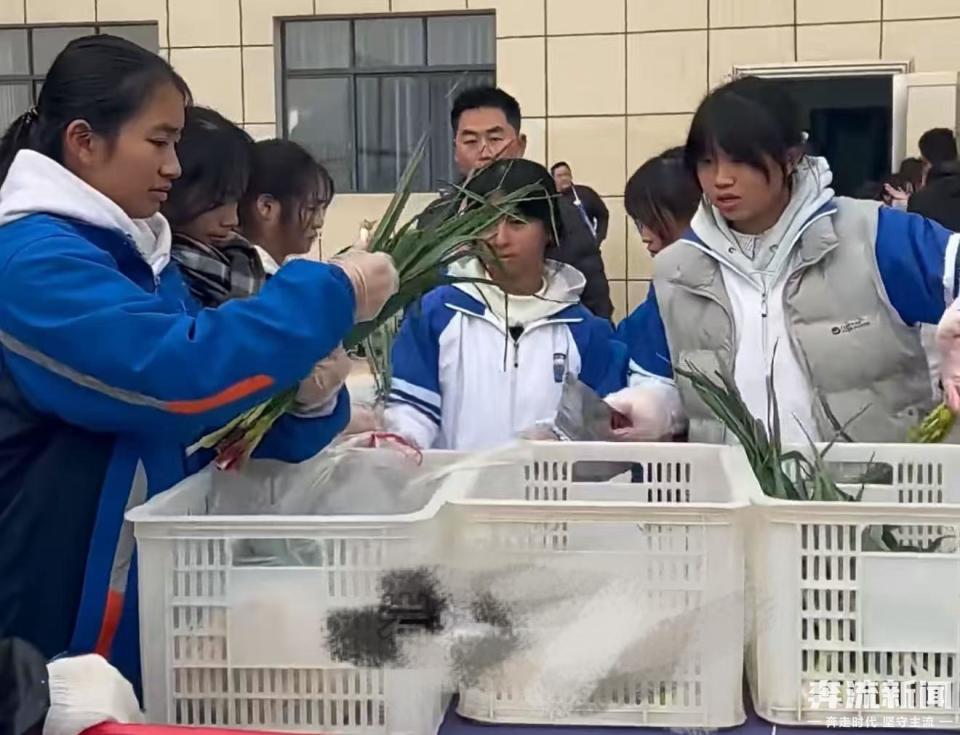 13名校领导凑6千元请学生吃杀猪饭