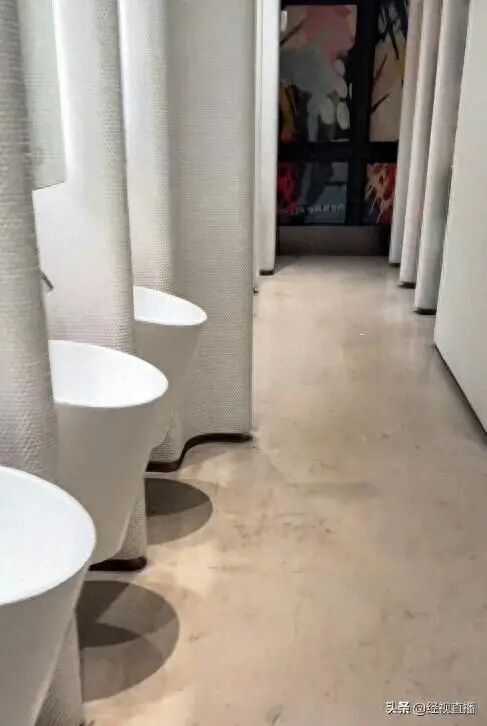 商场男厕洗手台酷似小便池险误用