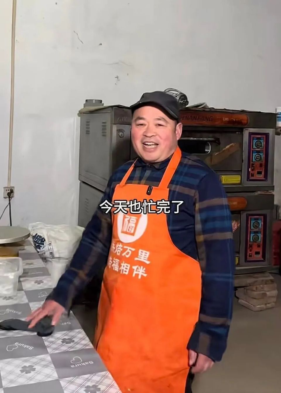 乡村蛋糕店爆火老板称不敢涨价