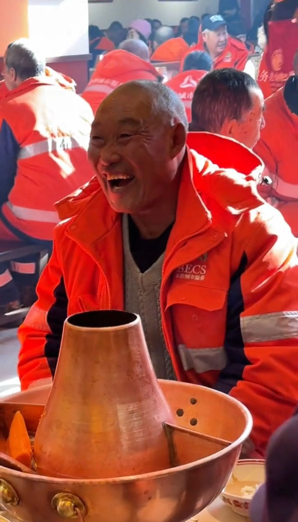 火锅店开业老板宴请2000名环卫工