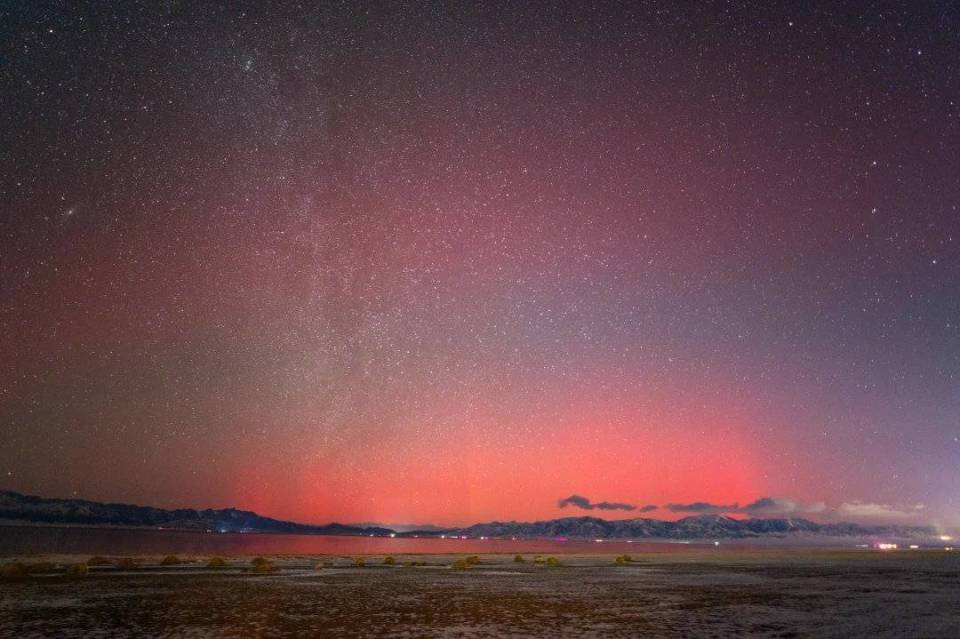 新疆赛里木湖现罕见红绿极光
