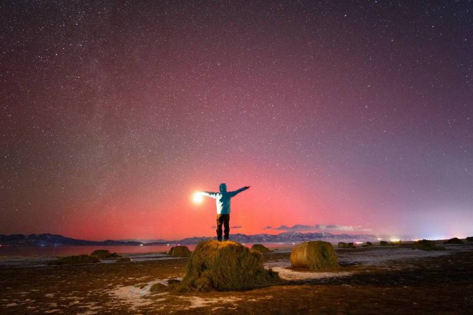 新疆赛里木湖现罕见红绿极光