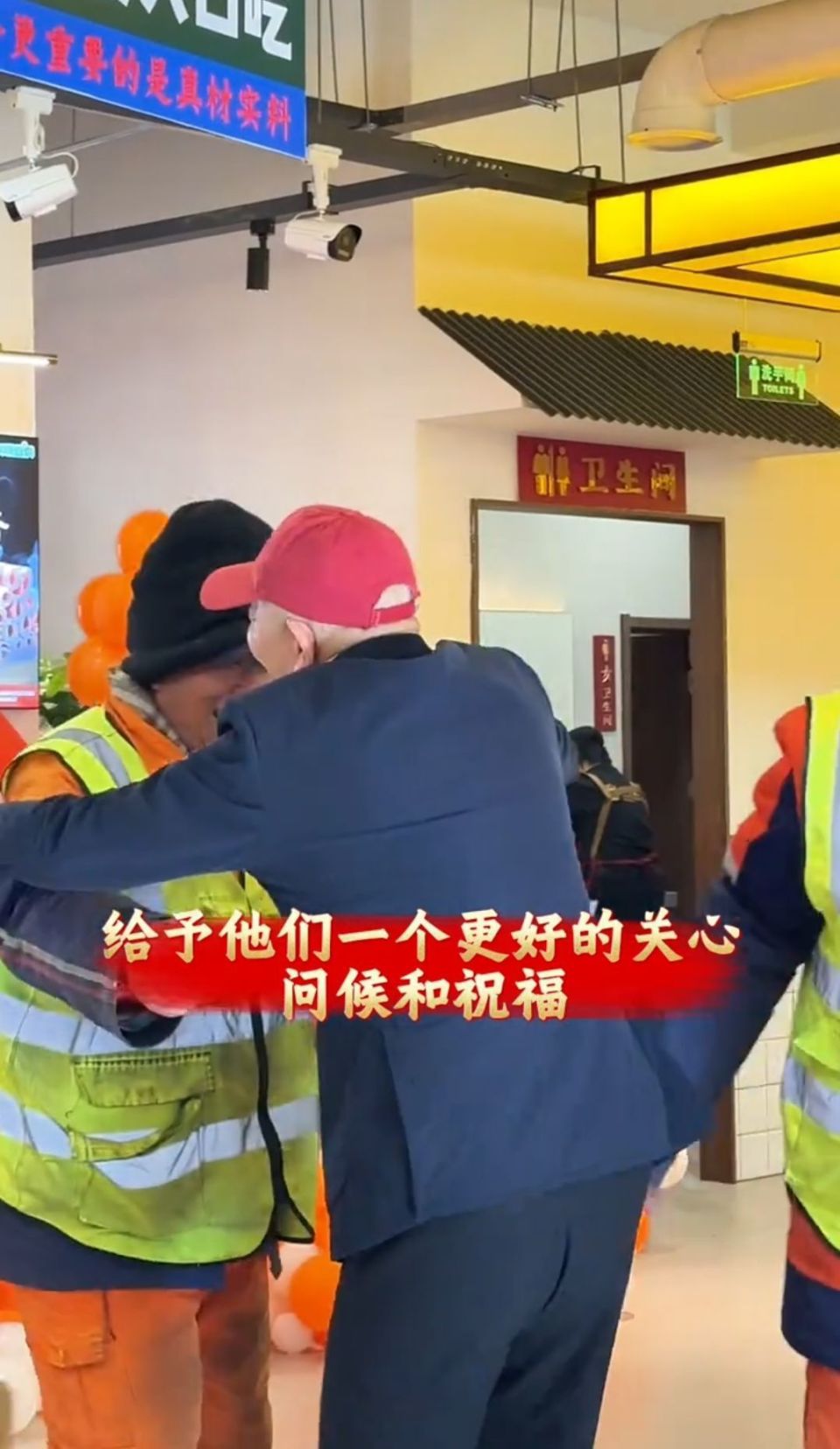 火锅店开业老板宴请2000名环卫工