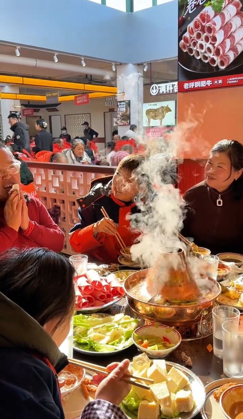 火锅店开业老板宴请2000名环卫工