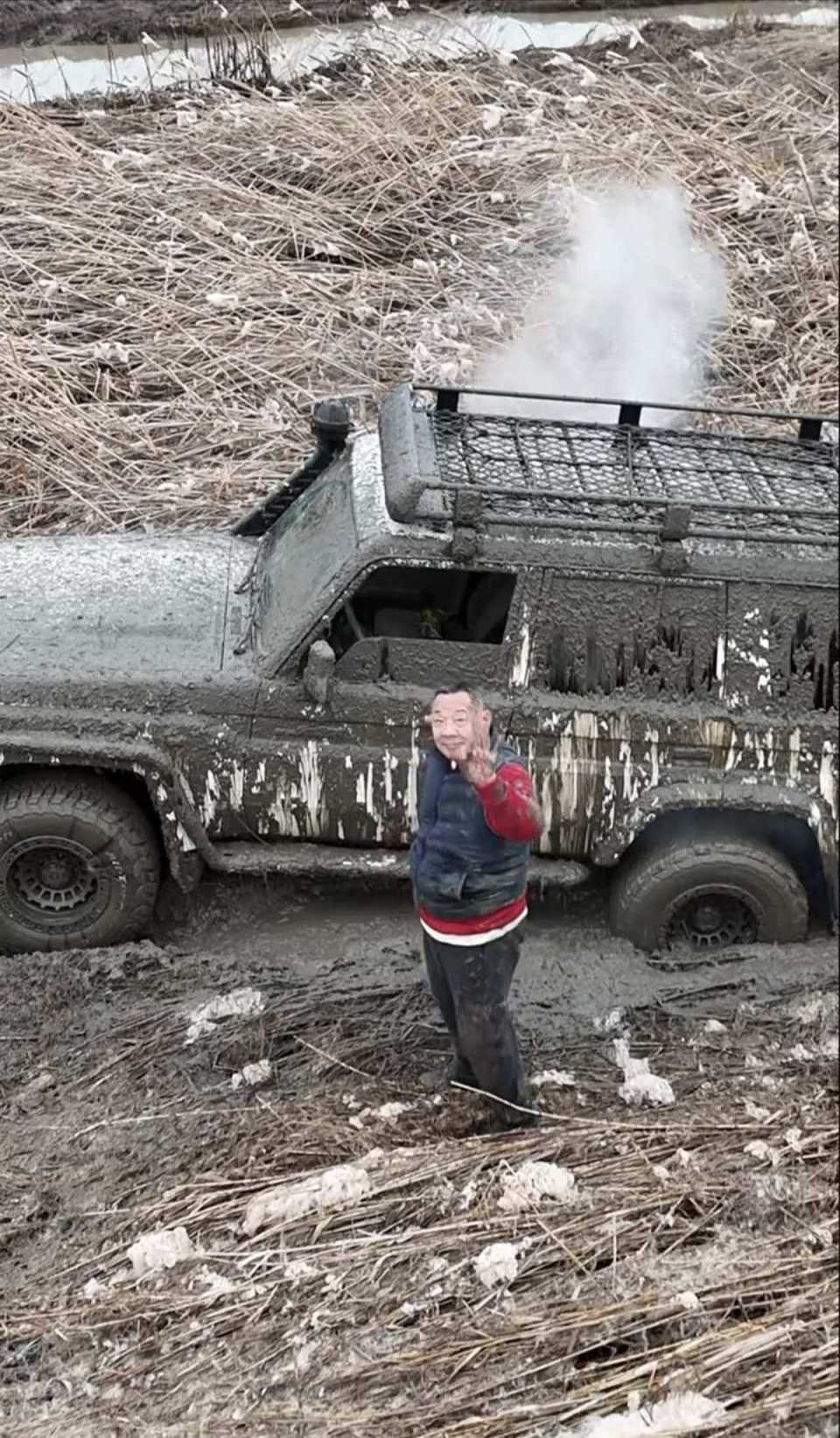 于东来跳入冰水施救被困车辆