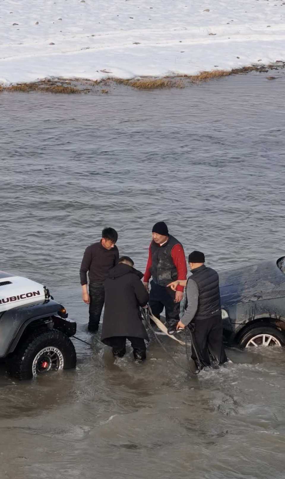 于东来跳入冰水施救被困车辆