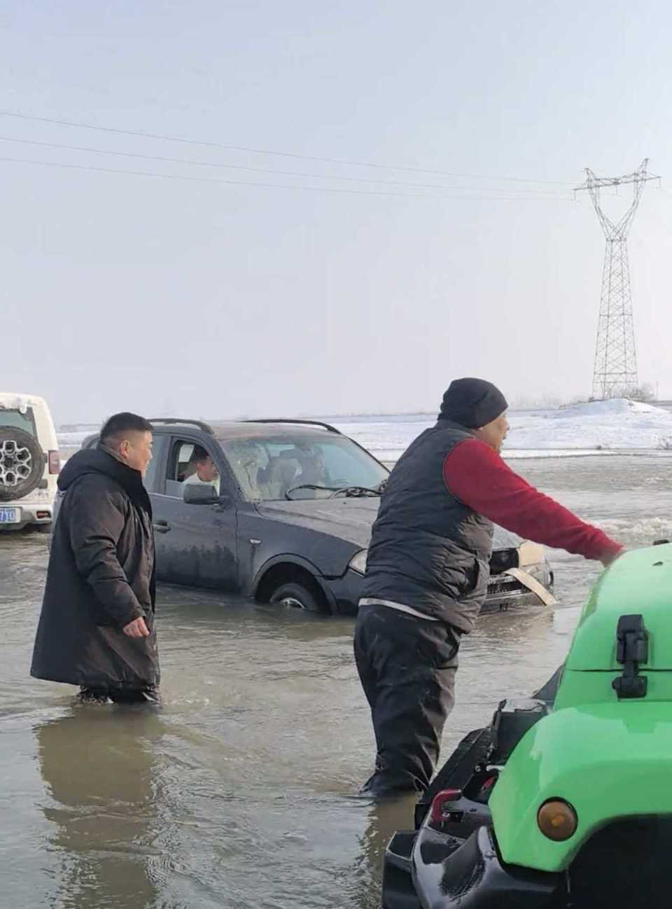 于东来跳入冰水施救被困车辆