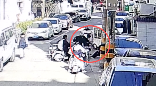 “不是我撞的我也可以把她扶起来”