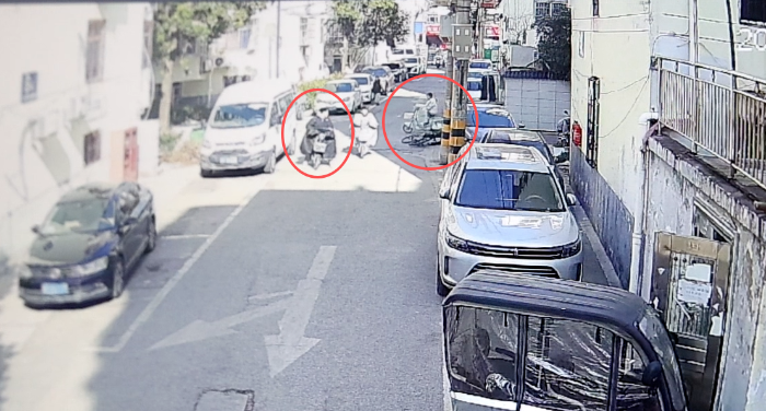 “不是我撞的我也可以把她扶起来”