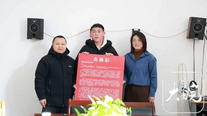 “不是我撞的我也可以把她扶起来”