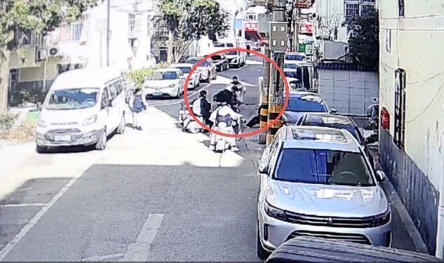 “不是我撞的我也可以把她扶起来”