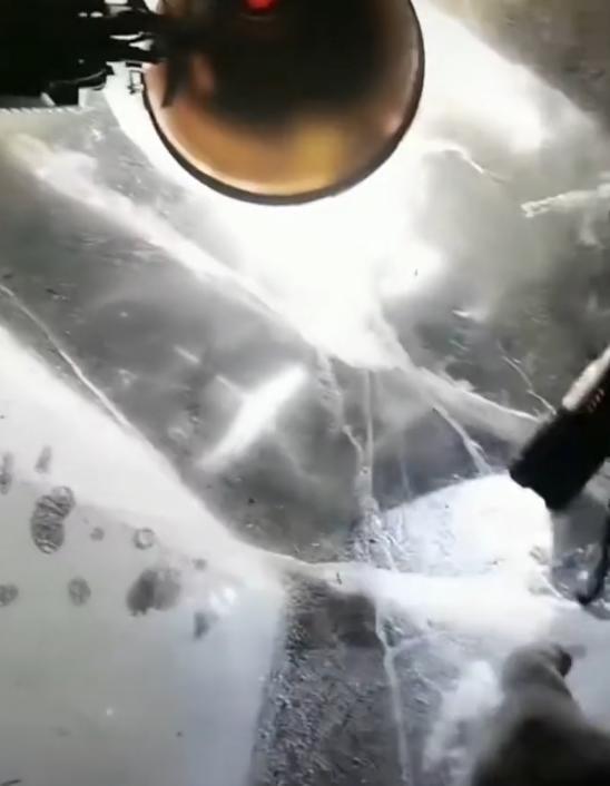 70岁老人走失遗体在冰河下被发现