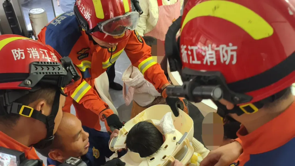 小孩哥“钻”进财神爷怀里出不来了