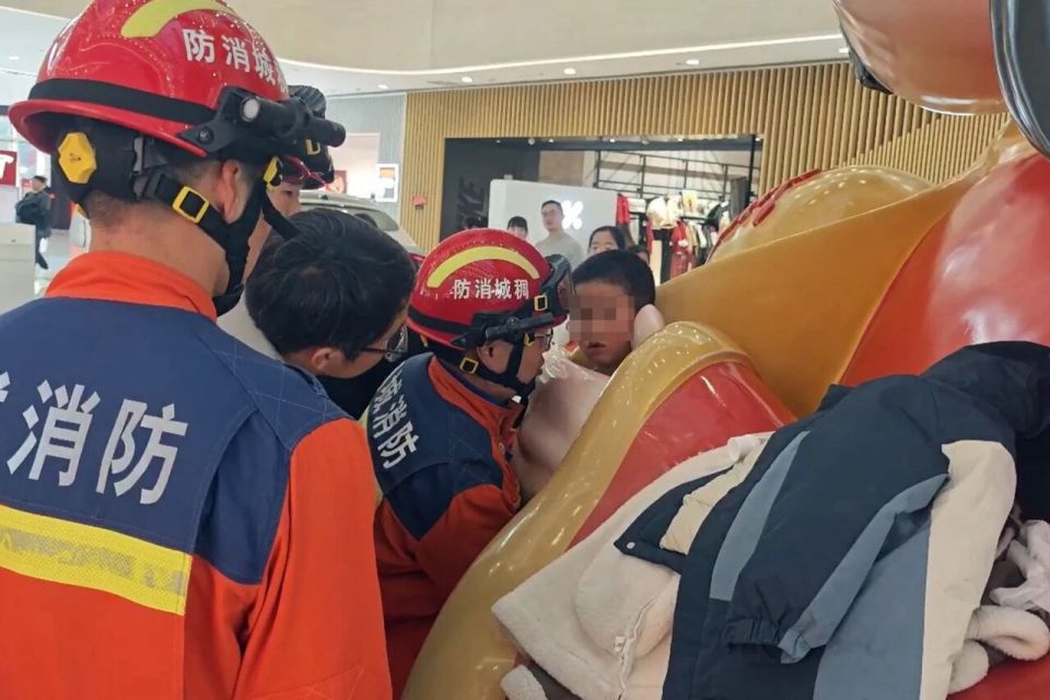 小孩哥“钻”进财神爷怀里出不来了