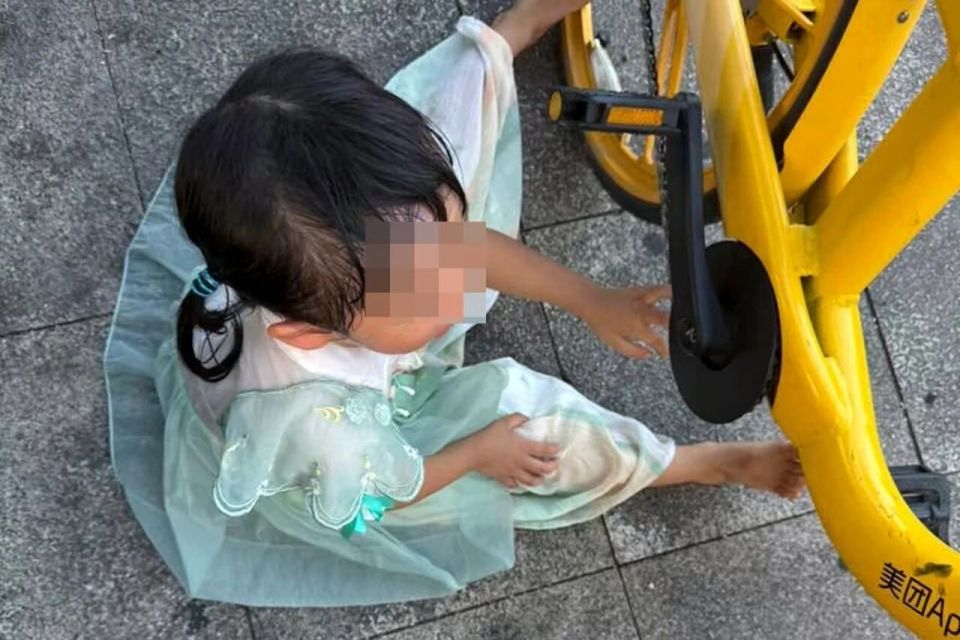 小孩哥“钻”进财神爷怀里出不来了