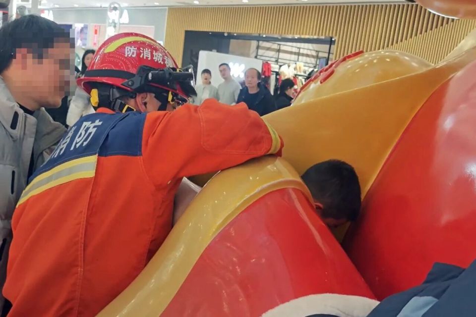 小孩哥“钻”进财神爷怀里出不来了