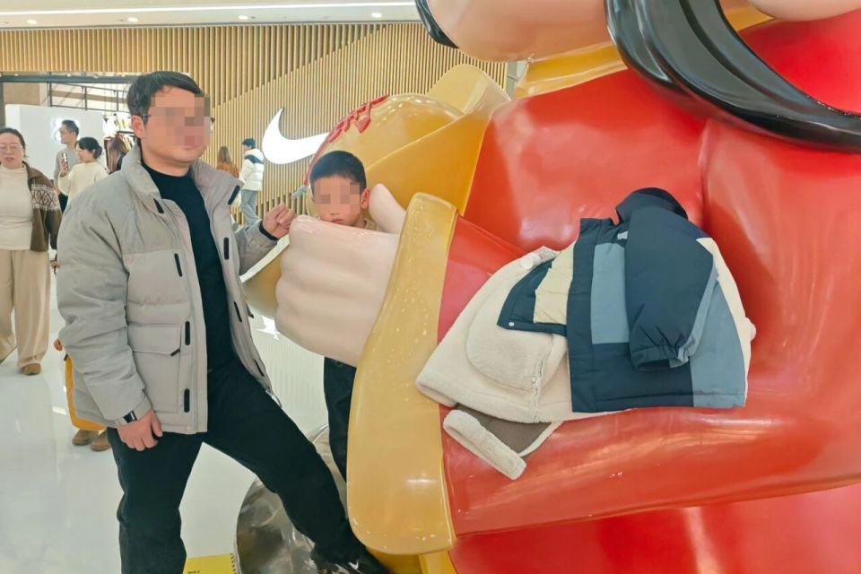 小孩哥“钻”进财神爷怀里出不来了