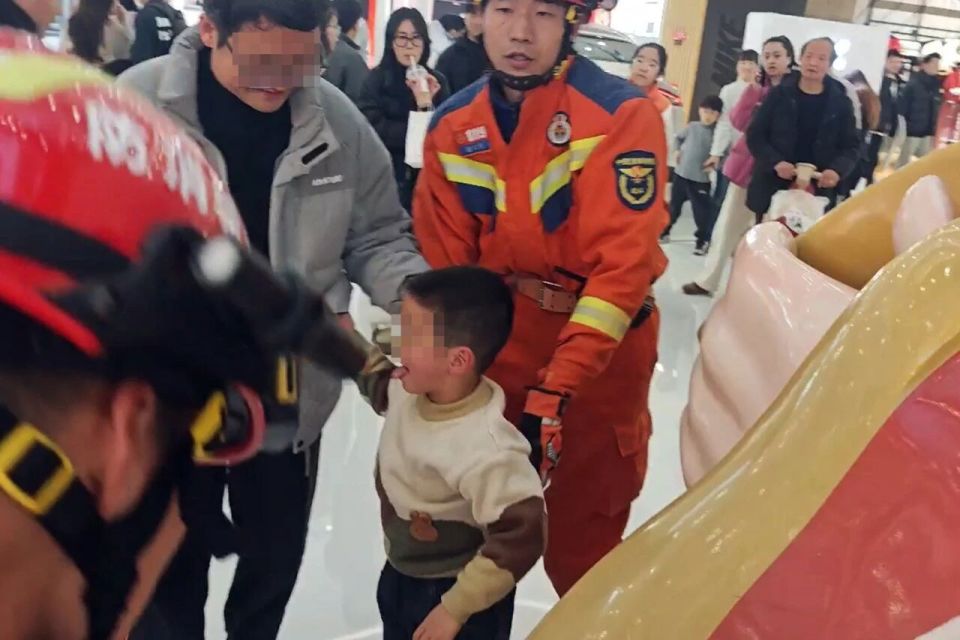 小孩哥“钻”进财神爷怀里出不来了