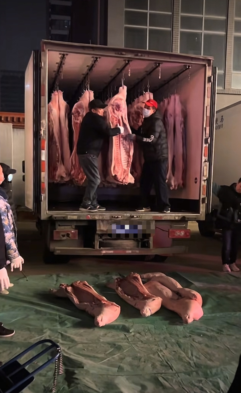 社区过年每人发11000元和半只猪