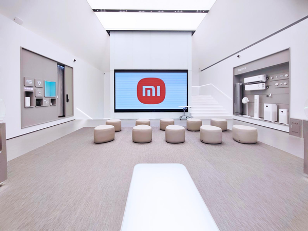 小米店员展示手机防摔功能：真碎了