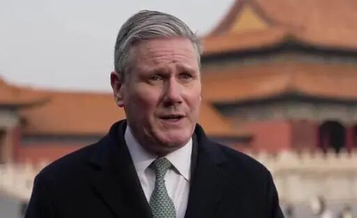 英首相参观故宫朝游客微笑打招呼