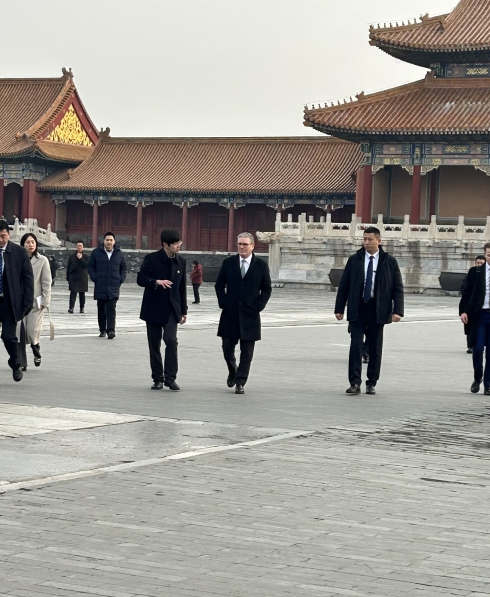 英首相参观故宫朝游客微笑打招呼