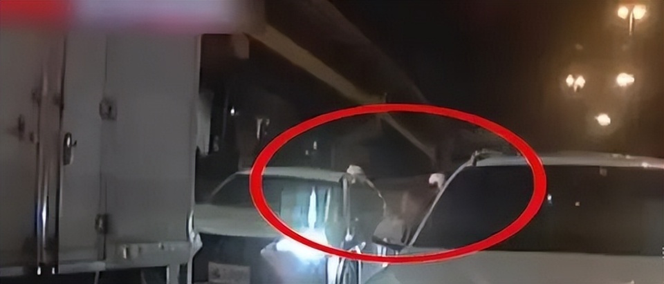 台男子拒检警方对准车前轮连轰15枪