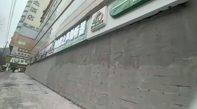 多家临街店铺一夜之间遭砌墙封堵