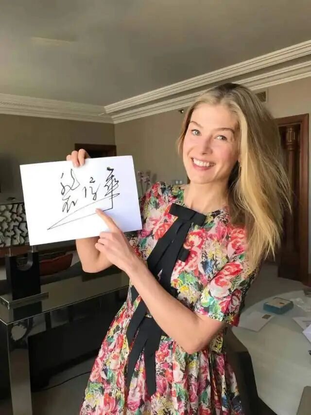 英国首相身边的“中文十级”女星