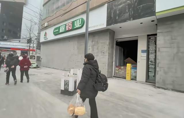 多家临街店铺一夜之间遭砌墙封堵