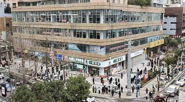 多家临街店铺一夜之间遭砌墙封堵