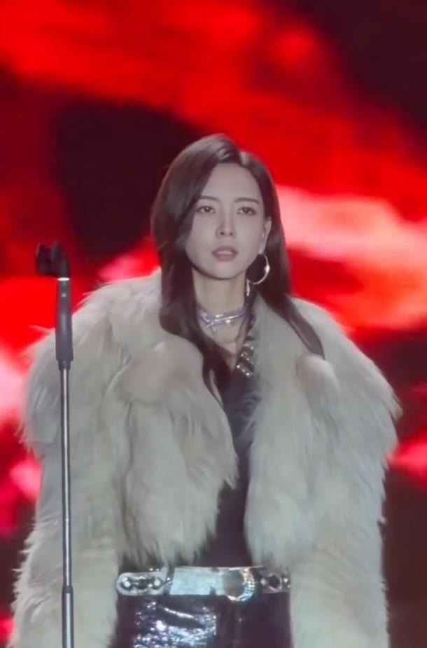 于文文演唱会上突然晕倒