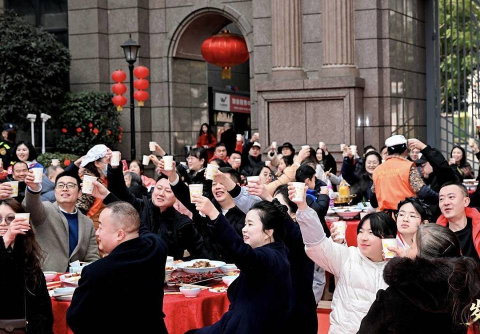 老板請工人及家屬吃團年飯來了2千人