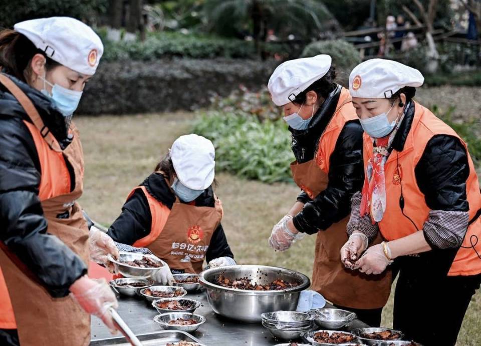 老板請工人及家屬吃團年飯來了2千人