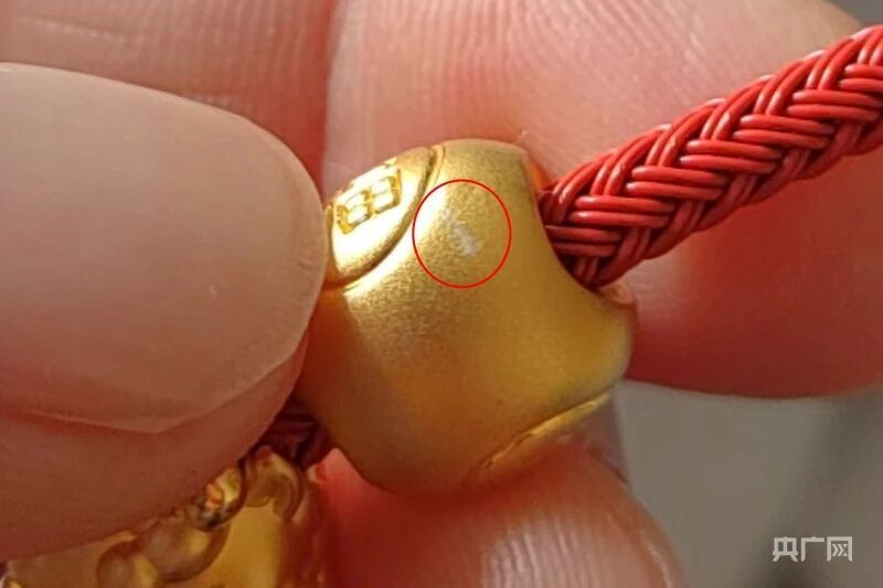 周生生足金挂坠被检测出含铁银钯