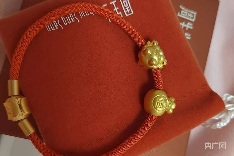 周生生足金挂坠被检测出含铁银钯