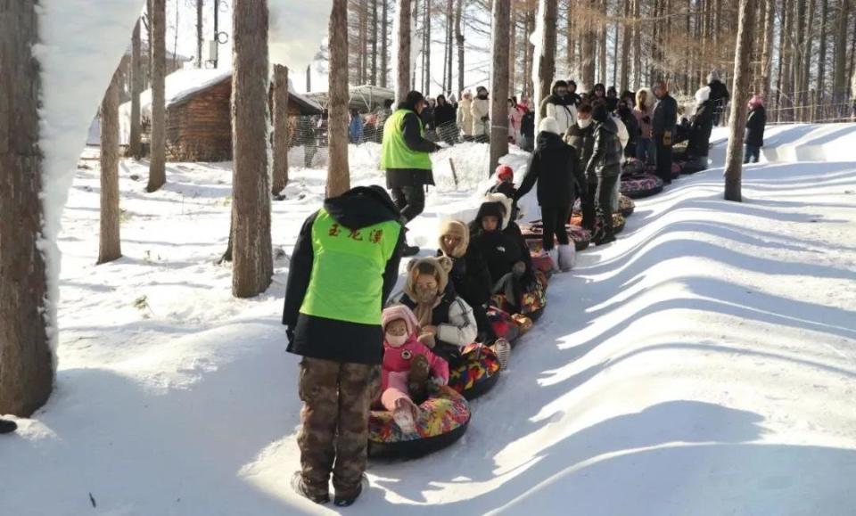 抚顺雪地“真人贪吃蛇”火了