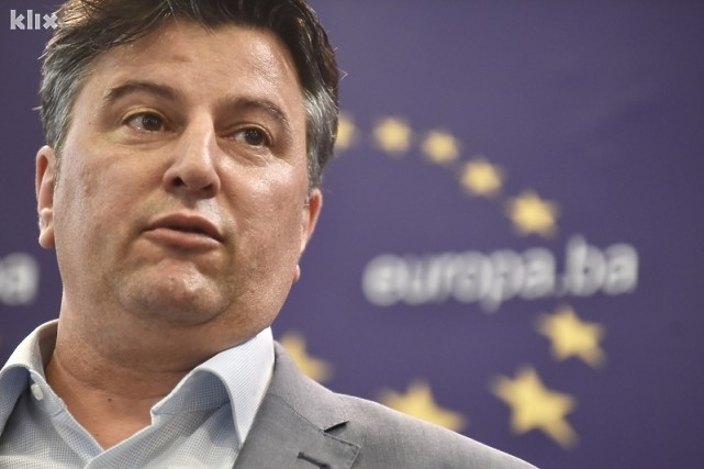 德国代表团像披着棉被出来了