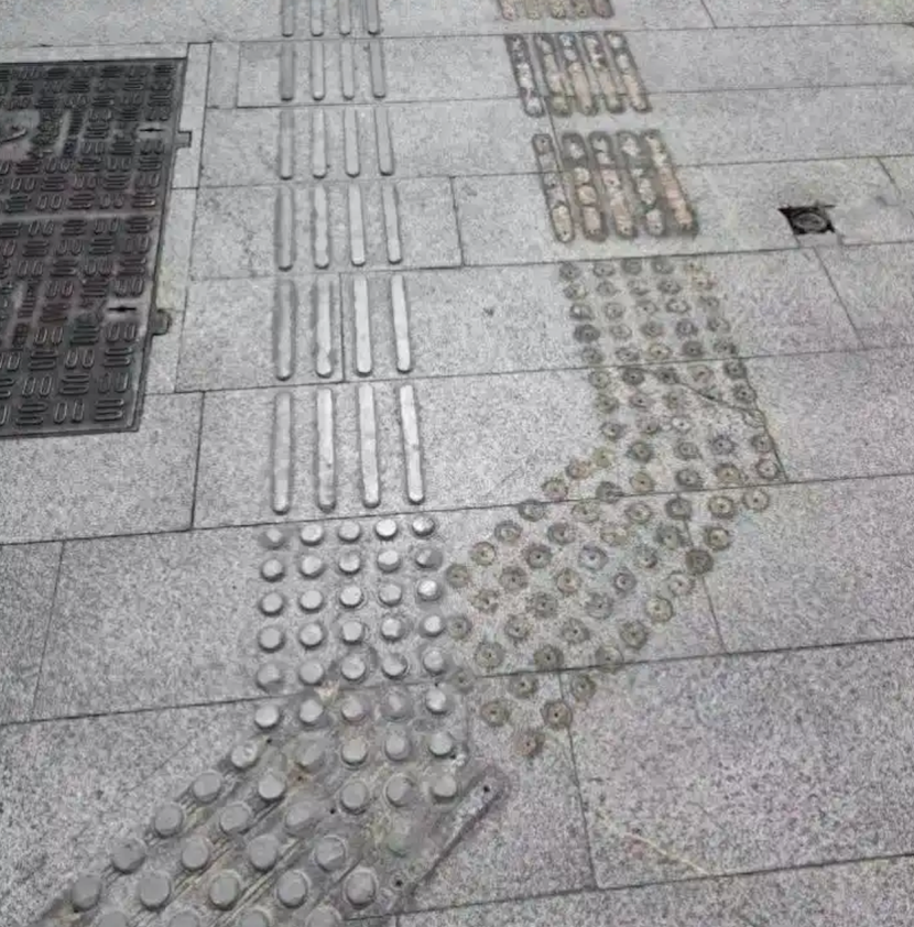 除了盲人盲道上什么都有