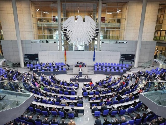 德国代表团像披着棉被出来了