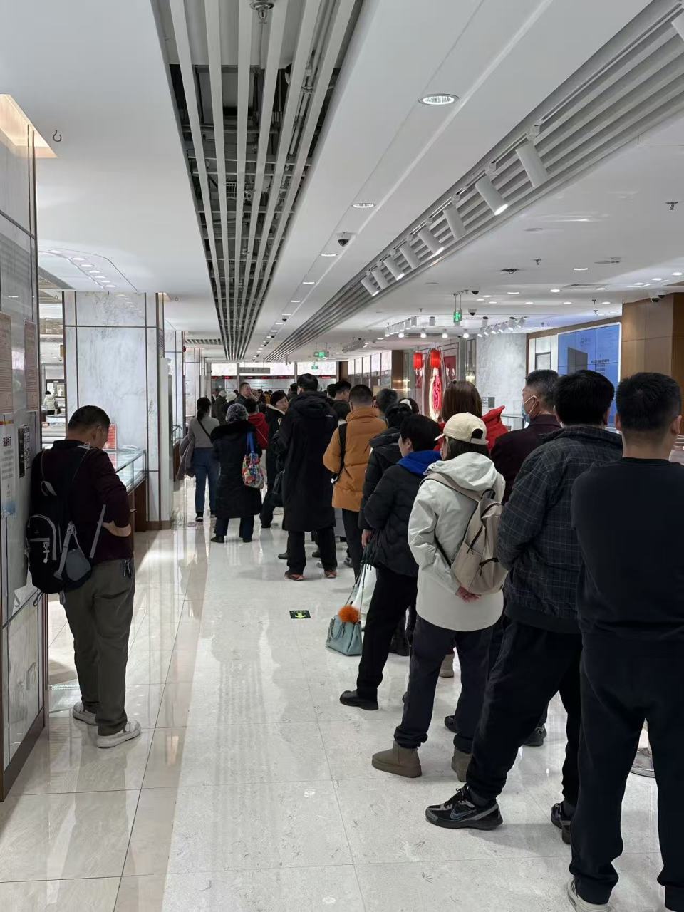 金店买金和卖金的大长队消失了