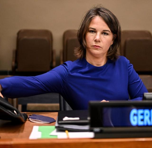 德国代表团像披着棉被出来了