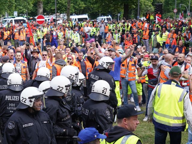 德国代表团像披着棉被出来了