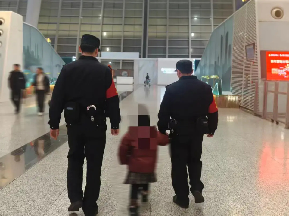 妈妈独自带三娃赶火车丢了俩