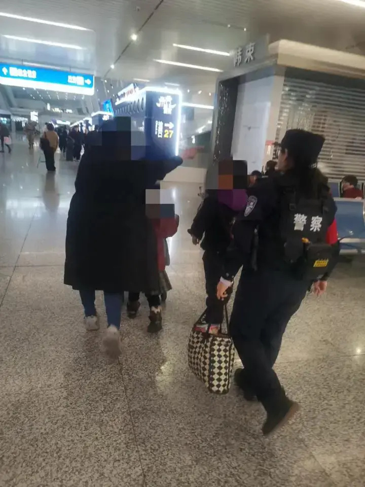 妈妈独自带三娃赶火车丢了俩