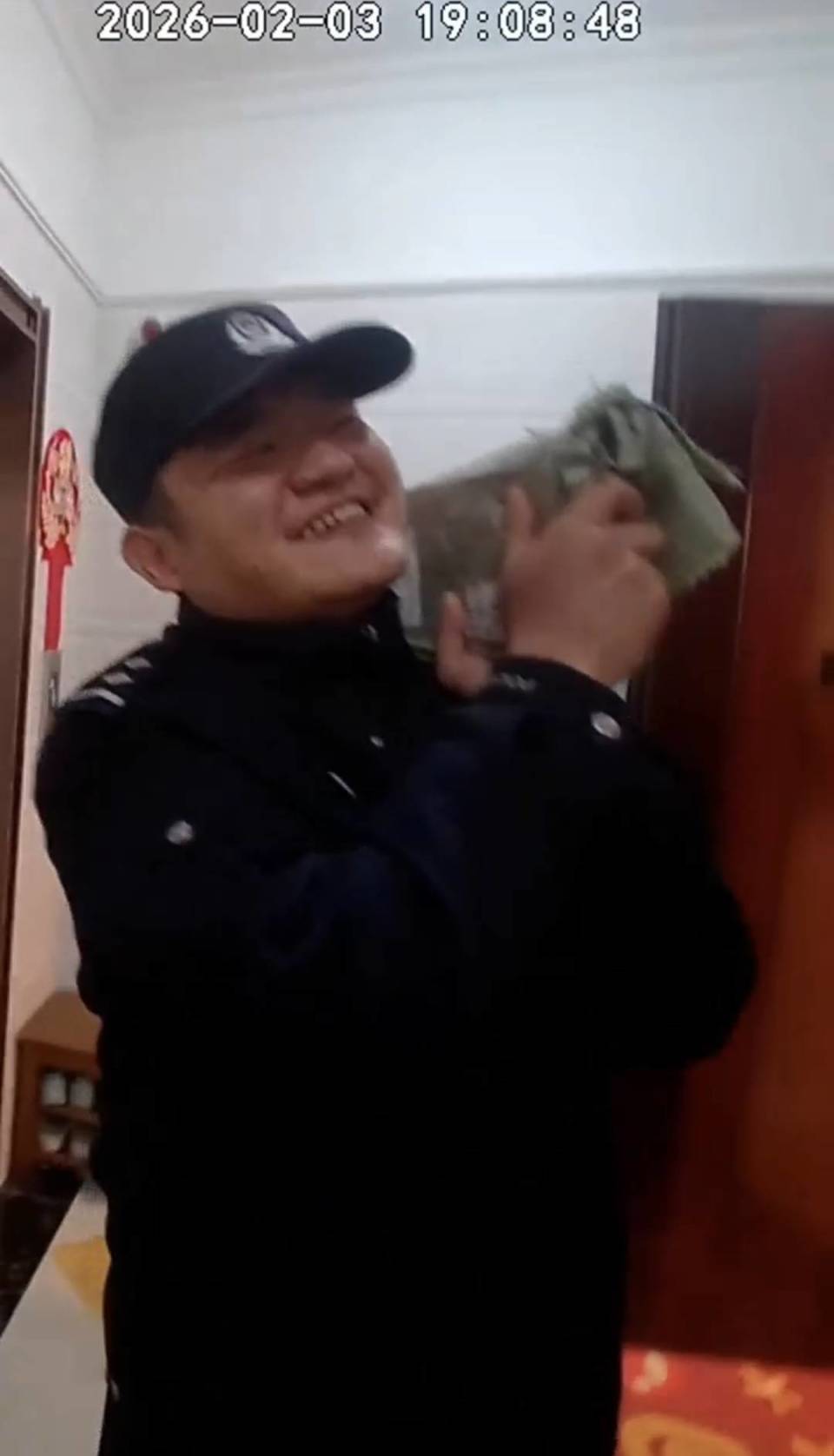 买家网购一把椅子收到一块银砖