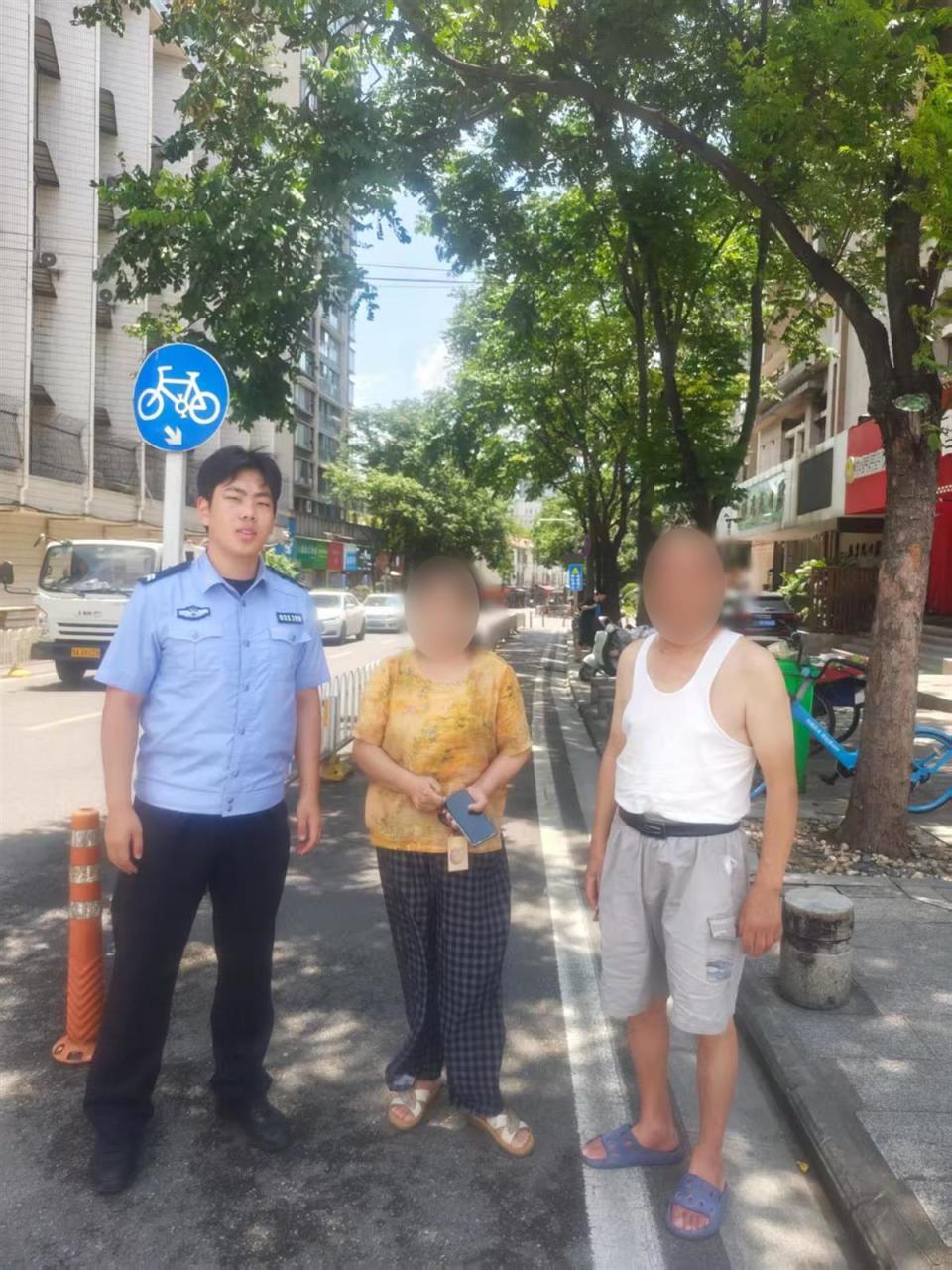 民辅警送老人回家被强塞钱吓崩溃