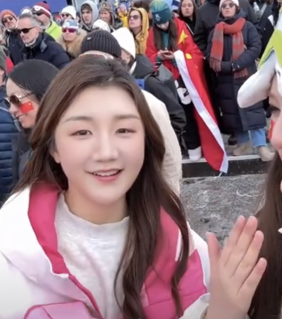 谷爱凌领奖前赶紧补个妆