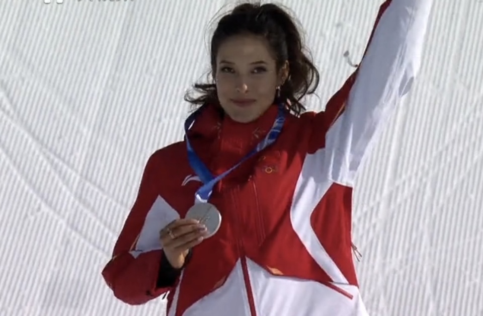 谷爱凌领奖前赶紧补个妆