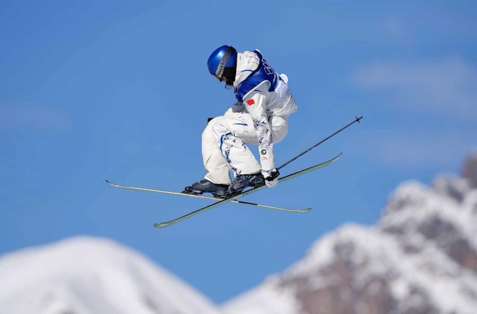 谷爱凌领奖前赶紧补个妆